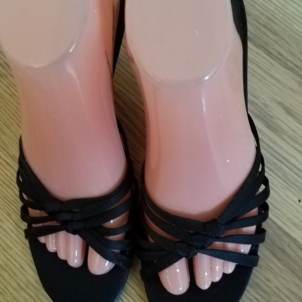 Hillard Hanson blk strappy heels
